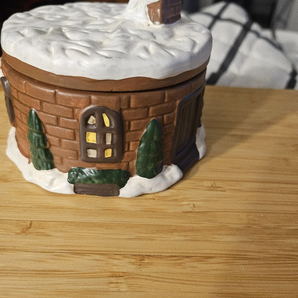 Vintage christmas candle, round cabin‎